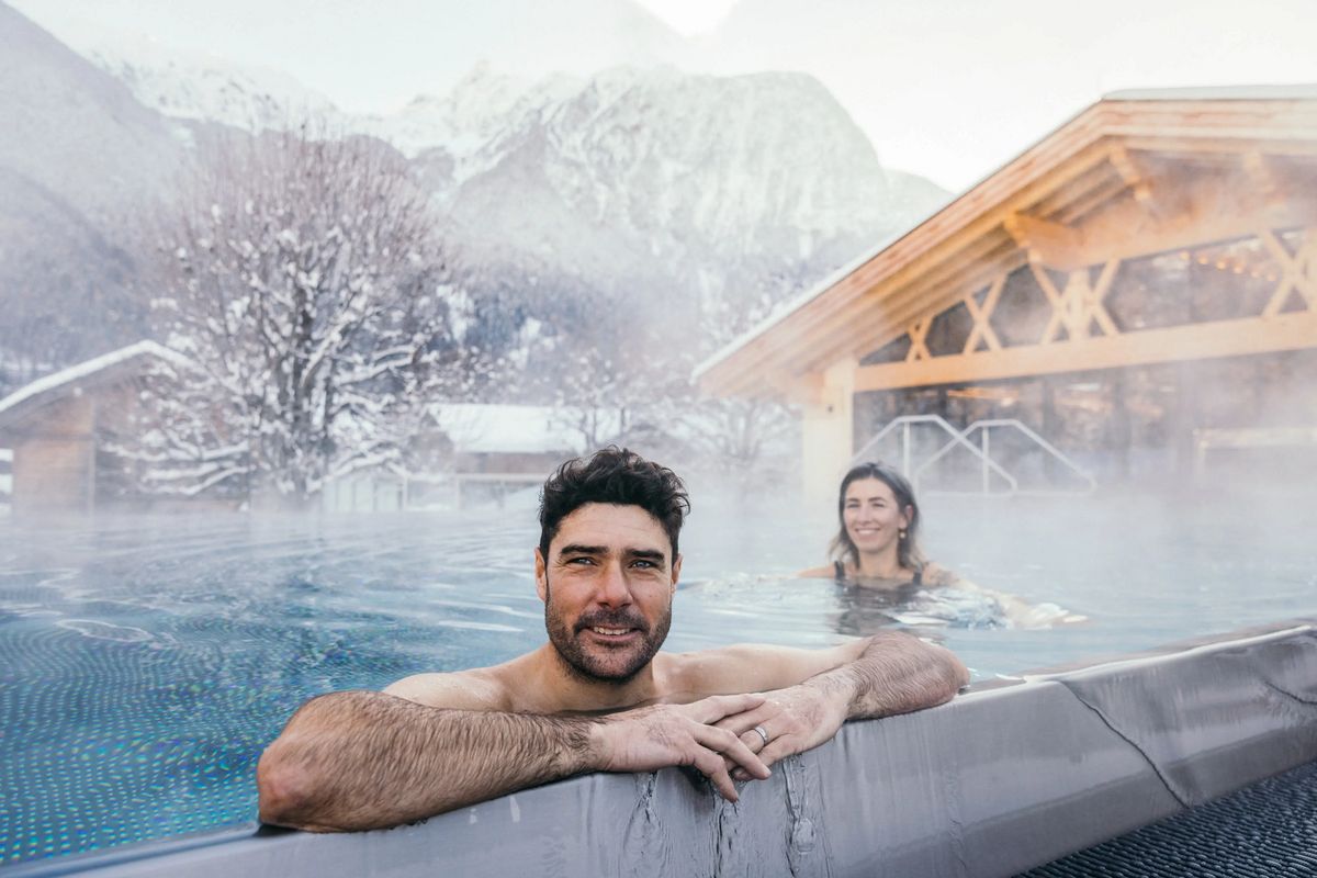 Zwei Schwimmer im Outdoor-Pool im Winter