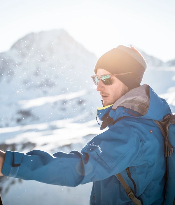 Mann auf einer Skitour im Winter im Ötztal