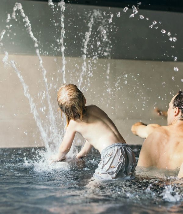 Familie spielt bei den Wasserspielen im Widi Kids Pool