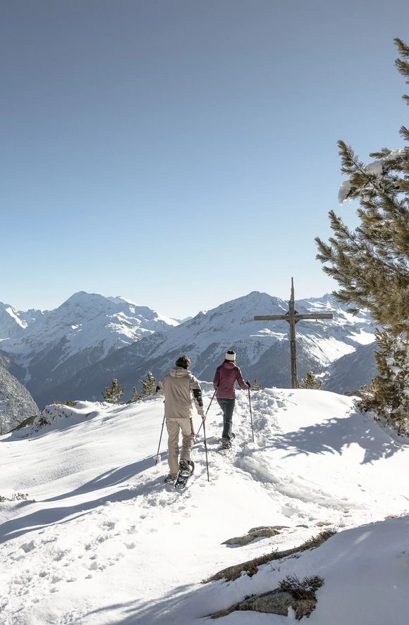 Skitourengehen erreichen ein Gipfelkreuz im Skigebiet Hochoetz