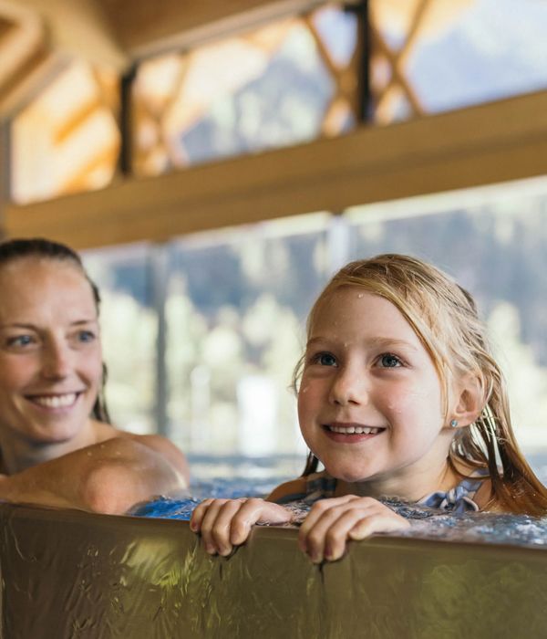 Mutter und Tochter am Rand des Infinity-Pools im Feelfree Badhaus