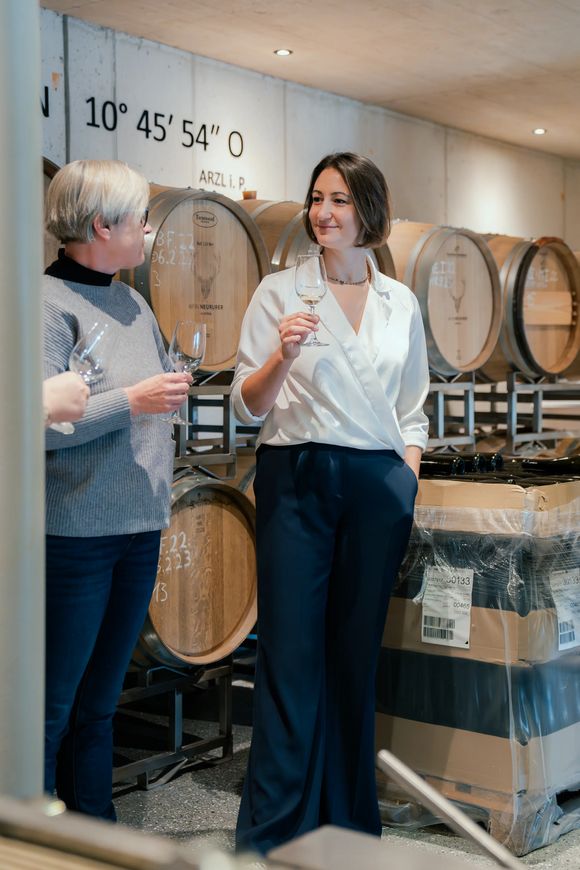 Gastgeberin Katharina Ambrosi-Leiter bei einer Wein-Abfüllung